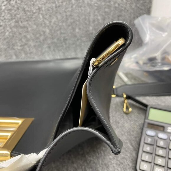 100% Authentic Fendi Leather Shoulder Bag - Picture 9 of 12